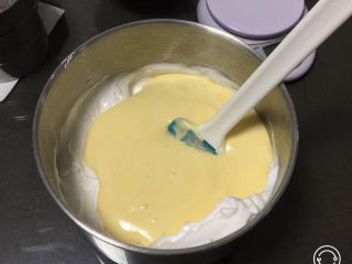 10、葡萄酸奶蛋糕,翻拌好的蛋糕糊倒回蛋白中，继续翻拌50次左右。