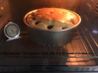 13、葡萄酸奶蛋糕,表面因为放入紫葡萄，表层开裂，紫葡萄融化于蛋糕中。