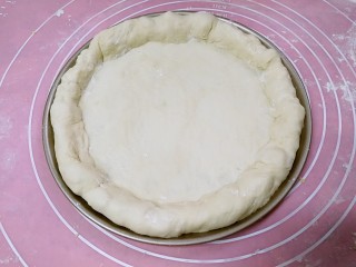 8、榴莲披萨,把饼边往内提拉，覆盖住芝士，把收口捏紧。