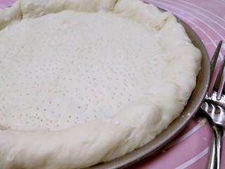 9、榴莲披萨,用叉子在饼中间戳无数个小洞洞，入烤箱中层，上下火180度烤8分钟。