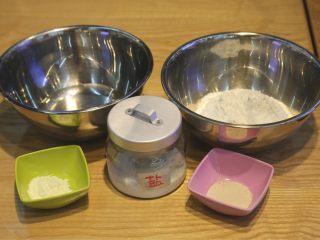 1、蜂蜜椰蓉小面包,1.准备好材料