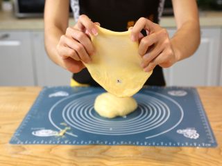 4、蜂蜜椰蓉小面包,4.揉到可以拉出薄膜状态就可以了。