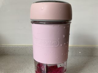 2、火龙果酸奶冻,火龙果肉放在果汁杯中搅碎