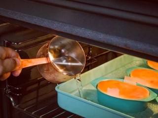 19、半熟芝士,放入烤箱，烤盘内倒入1.5cm高的常温水