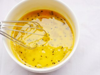 5、超好吃的蛋烤吐司块,用打蛋器拌匀。