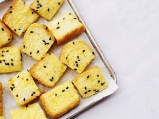 9、超好吃的蛋烤吐司块,放入烤盘。
