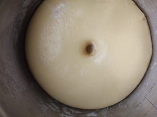 5、菠萝包,手指沾点粉在面团中间插洞,不回缩不塌陷一发就完成了。