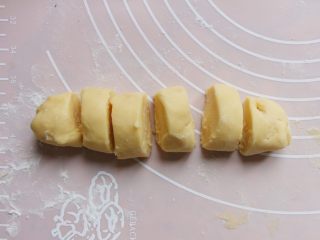 10、菠萝包,酥皮面团拌至光滑不沾手,手沾点低粉搓成长条。天热面团沾手太软,可放冰箱冻一会儿再拿出来切成六等份。