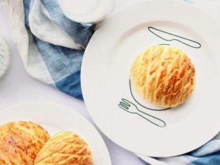 16、菠萝包,美味的菠萝包就做好了,可以夹黄油食用,经典美味。