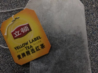 1、红茶炼乳戚风,准备一袋红茶包。