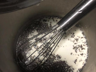 4、红茶炼乳戚风,倒入茶粉中，搅拌均匀。