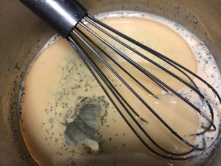 5、红茶炼乳戚风,倒入玉米油。