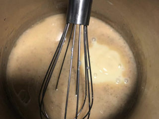 7、红茶炼乳戚风,加入炼乳拌匀。