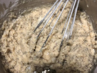 9、红茶炼乳戚风,搅拌成无干粉即可。