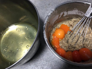 10、红茶炼乳戚风,蛋白蛋黄分离，蛋黄打入红茶面糊中。