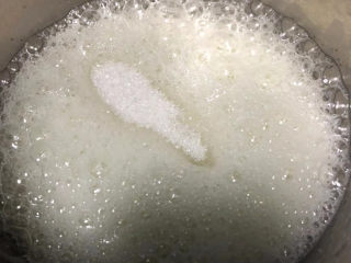 12、红茶炼乳戚风,蛋白打发出大气泡加10克糖。