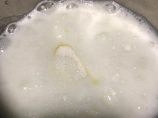 13、红茶炼乳戚风,出现小气泡时加入10克糖。