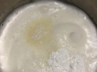 14、红茶炼乳戚风,气泡消失后加最后的糖和淀粉。