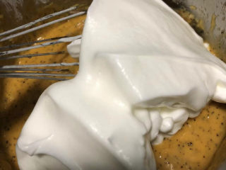 16、红茶炼乳戚风,取一小部分蛋白放入蛋黄糊中。