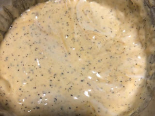 17、红茶炼乳戚风,翻拌均匀。