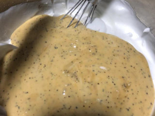 18、红茶炼乳戚风,倒回剩余的蛋白里。