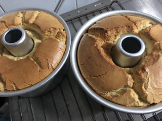 22、红茶炼乳戚风,出炉震几下，散散热气。