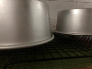 23、红茶炼乳戚风,倒扣模具冷却。