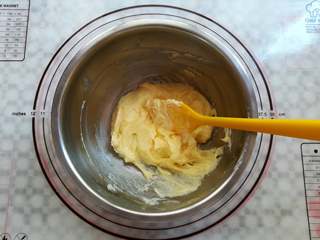 7、全麦饼干,加入玉米油再次打发到顺滑状态