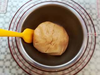 9、全麦饼干,用刮刀翻拌到没有干粉状态，也可以戴上一次性手套抓匀