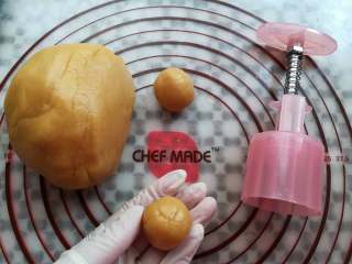 11、全麦饼干,面团分成20克大小的小剂子