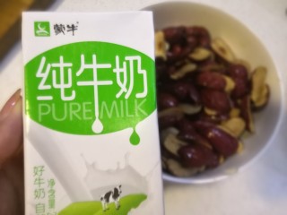 2、红糖枣糕（核桃芝麻蔓越莓）,加入纯牛奶浸泡，最好提前泡一夜。
