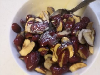 3、红糖枣糕（核桃芝麻蔓越莓）,中间翻动几次，直到全部吸收