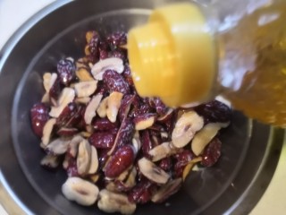 4、红糖枣糕（核桃芝麻蔓越莓）,加入玉米油240克