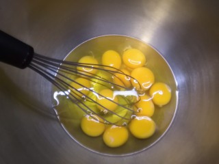 6、红糖枣糕（核桃芝麻蔓越莓）,12个鸡蛋打入盆中