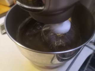 10、红糖枣糕（核桃芝麻蔓越莓）,厨师机开快速，开始打发