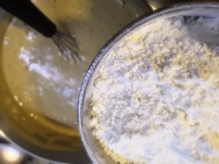 14、红糖枣糕（核桃芝麻蔓越莓）,筛入一半低筋粉