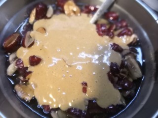 19、红糖枣糕（核桃芝麻蔓越莓）,取少量面糊到红枣盆中