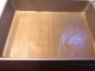 22、红糖枣糕（核桃芝麻蔓越莓）,准备好模具，底部铺油纸