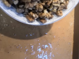 24、红糖枣糕（核桃芝麻蔓越莓）,核桃撒入面糊中