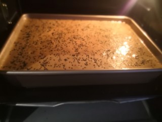 30、红糖枣糕（核桃芝麻蔓越莓）,放入烤箱，上下火150度，烤制65至70分钟