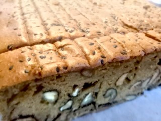 32、红糖枣糕（核桃芝麻蔓越莓）,切片，要用锋利的刀，不然容易碎