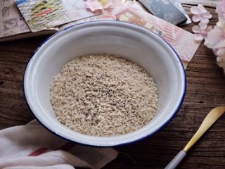 2、快手免炸的 酥脆辣子鸡,面包糠内放入半小勺盐 撒5下白胡椒粉拌匀 备用