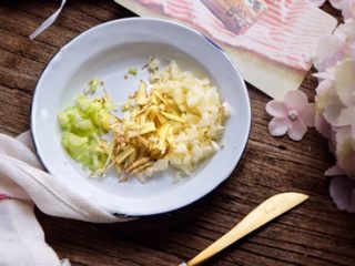 5、快手免炸的 酥脆辣子鸡,葱姜蒜切碎 备用