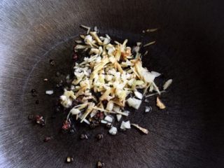 8、快手免炸的 酥脆辣子鸡,放入葱姜蒜，开小火，炒出香味