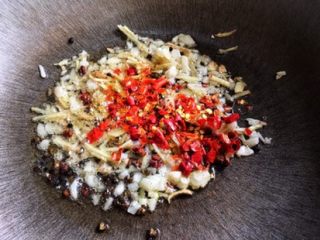 9、快手免炸的 酥脆辣子鸡,放入辣椒碎