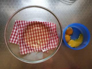 2、摩卡大理石纹戚风,将蛋清蛋黄分离