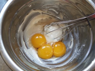 5、摩卡大理石纹戚风,加入蛋黄搅拌均匀