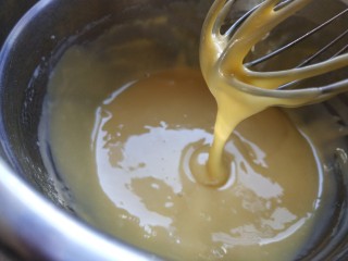 6、摩卡大理石纹戚风,拌好的面糊很柔顺无颗粒