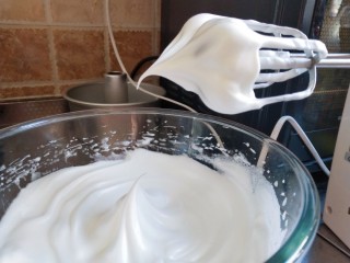 9、摩卡大理石纹戚风,最后加入全部细砂糖B打发至硬性发泡