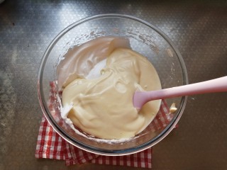 10、摩卡大理石纹戚风,分3次加入蛋白，切拌翻拌均匀